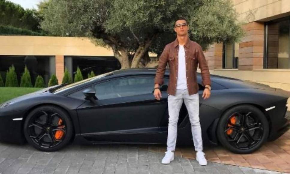 Uno de los mayores 'hobbies' de Cristiano Ronaldo es coleccionar coches de alta gama. Los coches son bienes y por tanto, pueden ser considerados como una inversión, sobre todo si su principal objetivo es coleccionarlos y no usarlos como vehículo habitual.