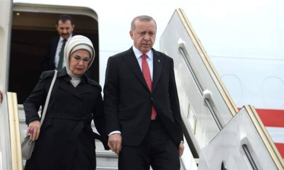 El presidente de Turquía, Recep Tayyip Erdogan y su esposa, Emine Erdogan, bajan de su avión al llegar al aeropuerto internacional de Ezeiza en la provincia de Buenos Aires este jueves.