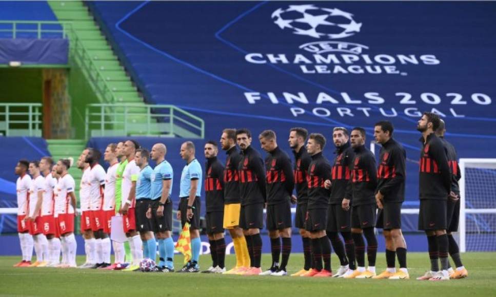 Los titulares de RB Leipzig y Atlético de Madrid escuchando el himno de la Champions League en el estadio José Alvalade de Lisboa.