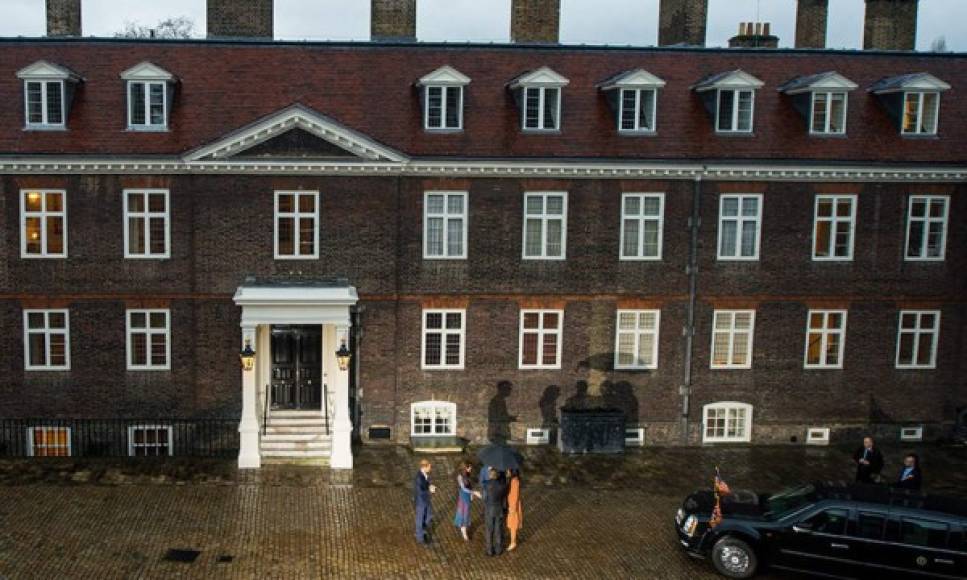 El complejo del Palacio cuenta con otros dos apartamentos, el 8 y el 9, pero ni el Príncipe William ni Harry han querido vivir ahí porque pertenecían a su madre, Diana de Gales.