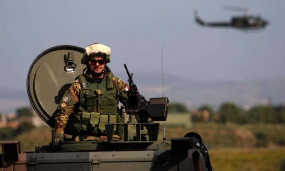Italia envía armamento a los combatientes kurdos -por valor de unos 2,5 millones de dólares-, pero no participa en las incursiones aéreas. Matteo Renzi insistióen que el país apoya la iniciativa de la coalición pero no bombardeará las posiciones Irak.
