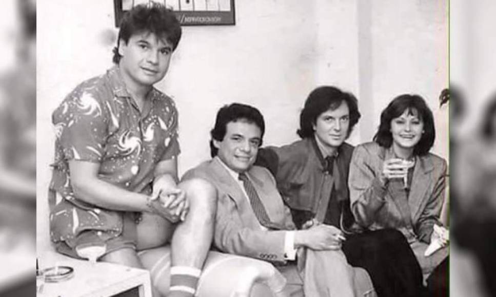 Una fotografía captó a cuatro 'gigantes' de la música hispanoamericana: Juan Gabriel, José José, Camilo Sesto y Rocío Durcal.