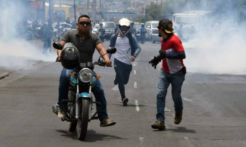 Seguidores de David Romero abandonan la zona tras el caos que se generó por la captura del periodista. AFP