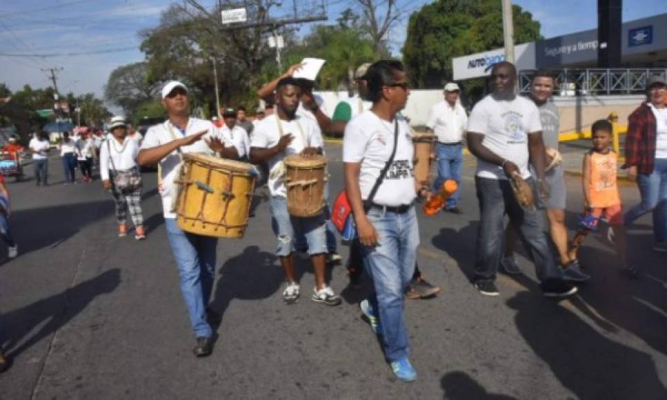 Al ritmo de tambores los trabajadores hondureños salieron a conmemorar su día.