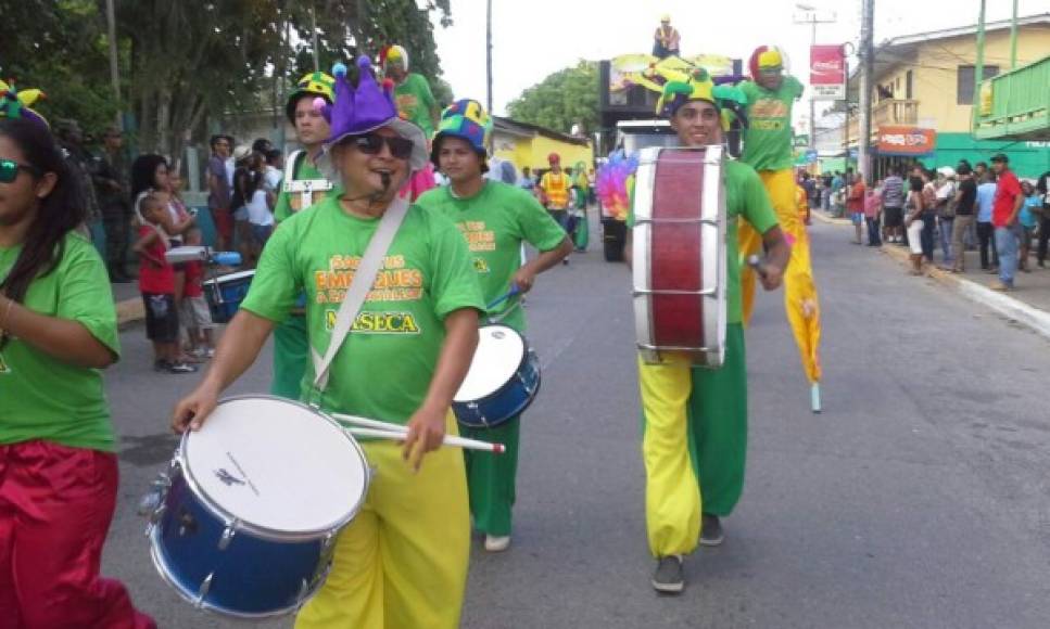 A ritmo de los tambores y baile se realiza el desfile.