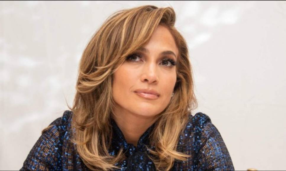 Jennifer López<br/><br/>Debido a ascendencia latina, muchas creen que JLo es practicante de santería. En 2011, la entonces pareja de Ojani Nosa, el primer esposo de López, aseguró que la cantante tiene una “madrina” en Miami que ha estudiado el arte de la magia blanca y negra en países como Cuba y África y cada que JLo está en problemas le llama para pedirle soluciones. Según la mujer, así ha conseguido la fama y amor que hasta fecha posee.