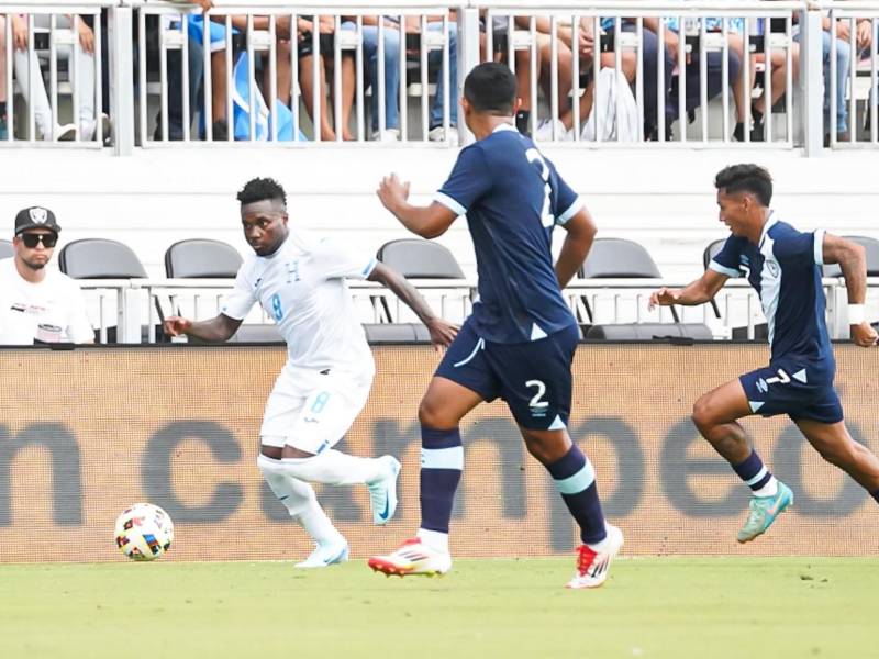 Carlos Mejía controla el esférico ante la marca de los jugadores chapines.