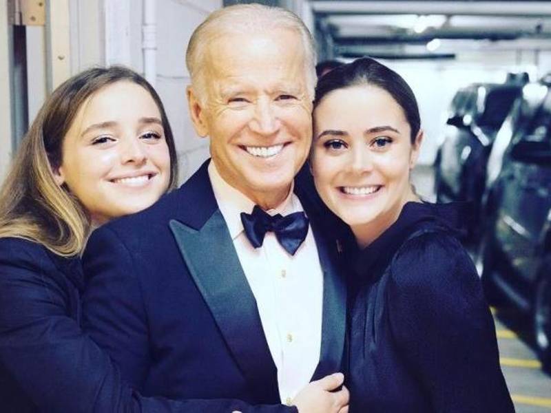 Naomi Biden (derecha) es la hija mayor de Hunter, el polémico hijo del presidente estadounidense, Joe Biden.