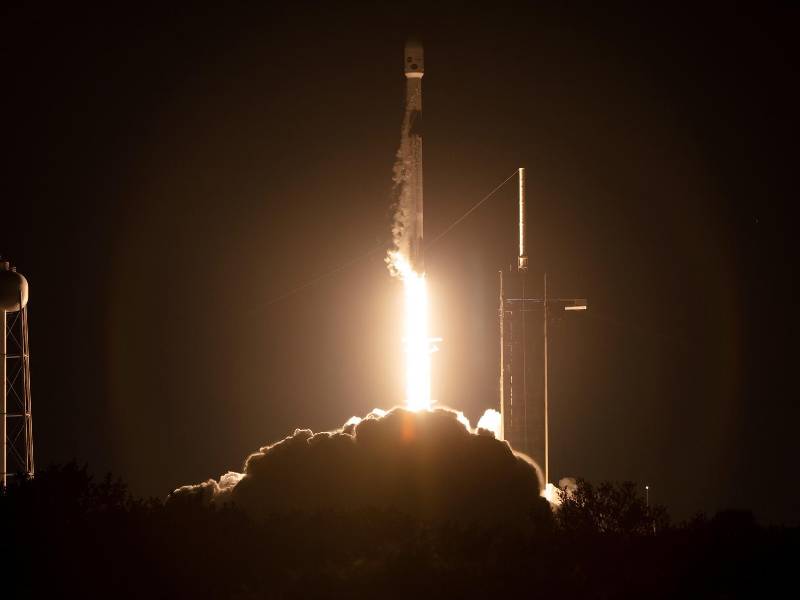 Fotografía de la NASA que muestra el lanzamiento de un cohete Falcon 9 de SpaceX, en el que se pone en marcha la misión del observatorio IXPE.