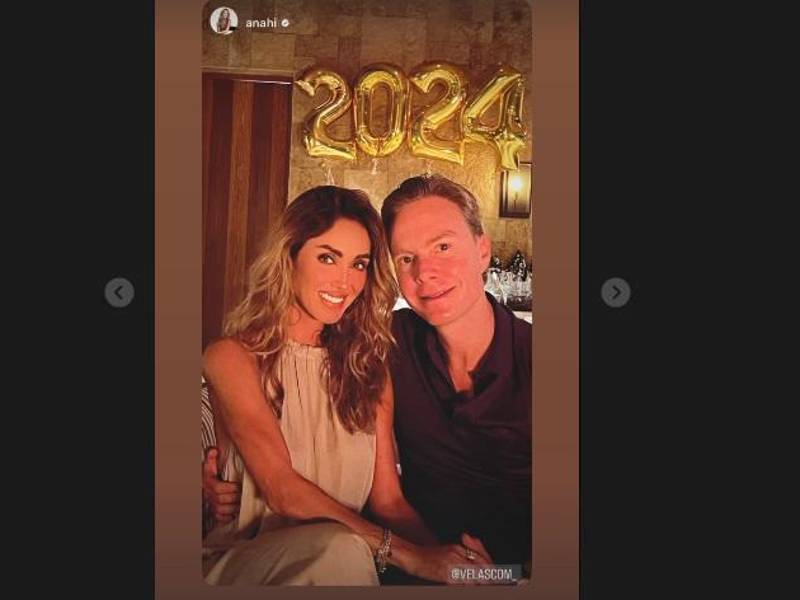Los famosos no han perdido la oportunidad de celebrar el Año Nuevo, y se han dejado llevar por la emoción para festejar a lo grande. Después de un año muy especial para su familia, la cantante Anahí y su esposo Manuel Velasco agradecieron a sus fans por el cariño. “Mis hijos, Manuel y Emiliano, mi esposa Anahí y yo, les deseamos que este 2024 esté lleno de salud y bendiciones para toda su familia. Que en sus hogares reinen la paz y el amor. ¡Los abrazamos con mucho cariño”, escribió el esposo de Anahí.