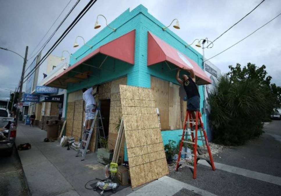 WRIGHTVILLE BEACH, NC - SEPTEMBER 11: Workers board up the Wrightsville Beach Art Co. while preparing for the arrival of Hurricane Florence on September 11, 2018 in Wrightsville Beach, United States. Hurricane Florence is expected on Friday possibly as a category 4 storm along the Virginia, North Carolina and South Carolina coastline. Mark Wilson/Getty Images/AFP