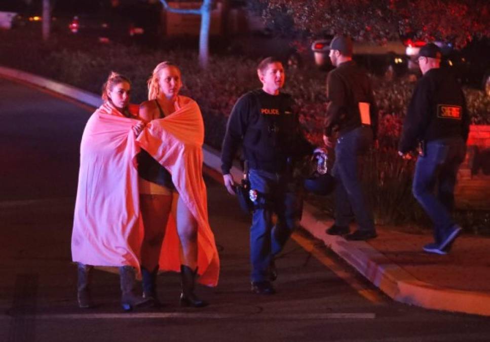 Un hombre armado abrió fuego la noche del miércoles en un abarrotado bar cerca de Los Ángeles, matando a 12 personas antes de morir, informaron las autoridades locales.
