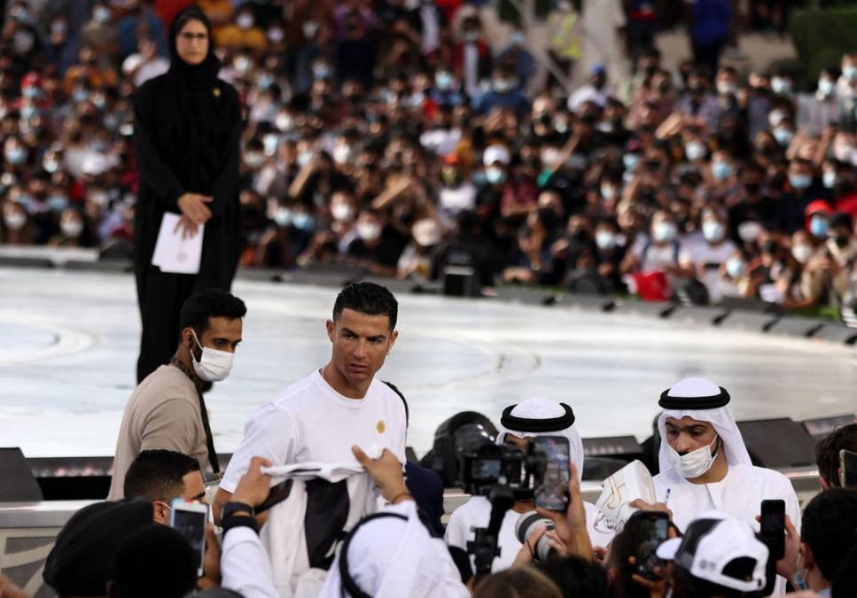 Cristiano Ronaldo fue asediado por los medios y por muchos aficionados.