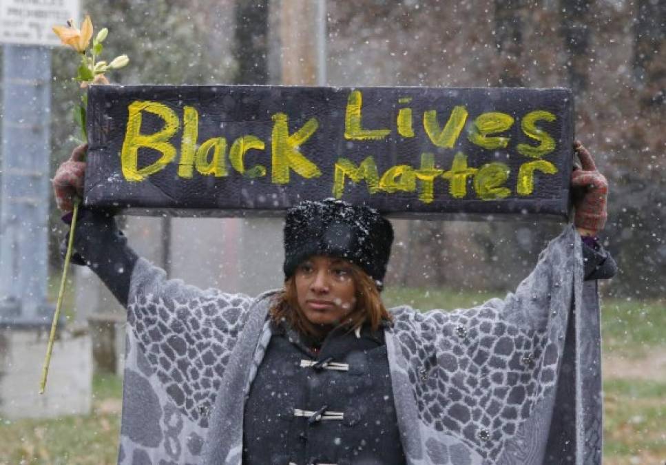 A pesar de las bajas temperaturas, cientos de manifestantes salieron a las calles de Ferguson para exigir justicia por el caso de Brown, antes de que se celebre la audiencia del policía que disparó contra el desarmado joven.