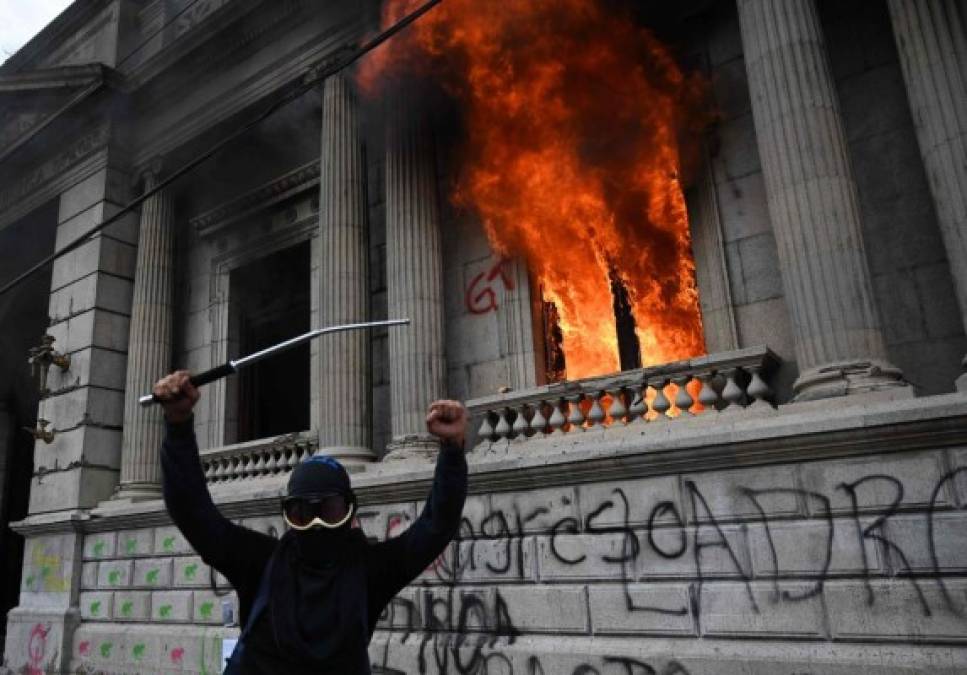 Hartos de tanto 'abuso', guatemaltecos queman el Congreso y exigen renuncia de Giammattei