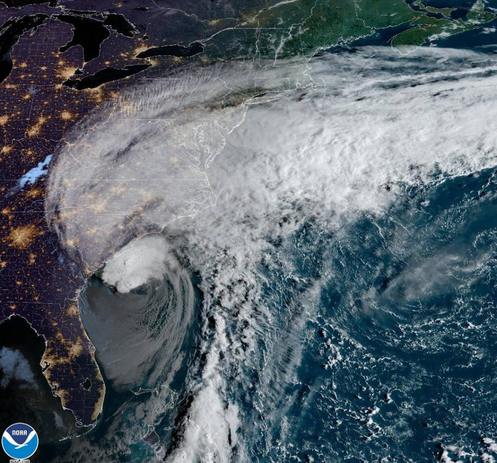 Huracán Ian ahora amenaza el sureste de EEUU tras devastar Florida