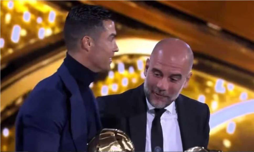 Cristiano Ronaldo y Pep Guardiola sonríen en el escenario de los Globe Soccer Awards.