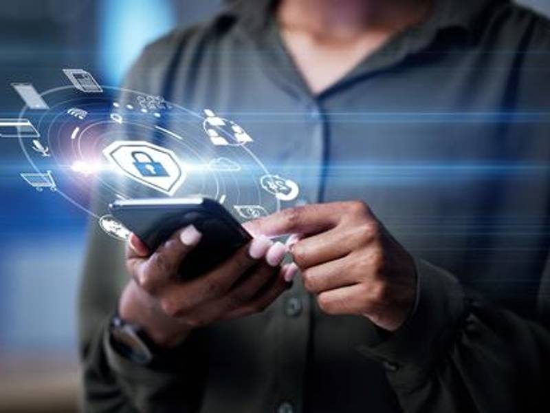 No reutilizar la misma contraseña en diferentes cuentas, ya que, si una se ve vulnerada, le dará al ciberatacante acceso al resto de las redes sociales.