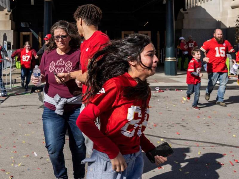 La gente huye después de que se dispararon cerca del desfile de la victoria del Super Bowl LVIII de los Kansas City Chiefs el 14 de febrero de 2024, en Kansas City, Missouri.