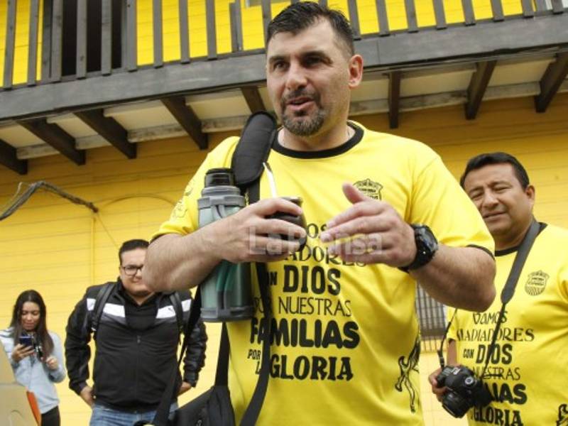 'Tato' García, DT del Real España, en el momento que abordaba el autobús.