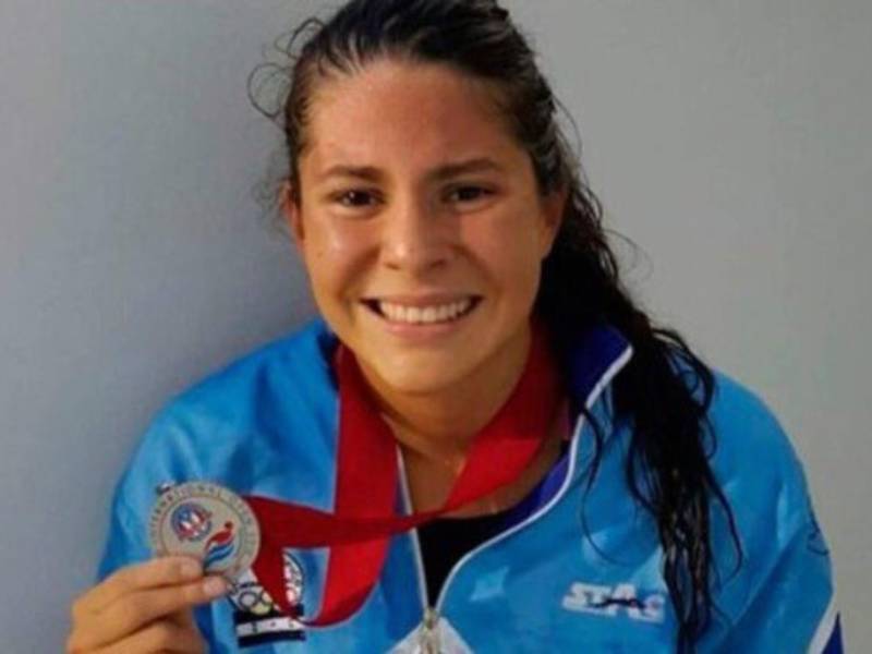 Pastrana mide 1.70 m y es hija de un matrimonio integrado por 4 hermanos, siendo ella la penúltima.