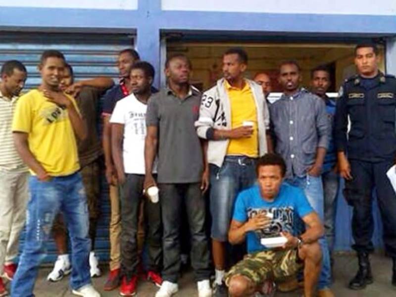 Los somalíes fueron detenidos por presentar un permiso provicional de 10 días.