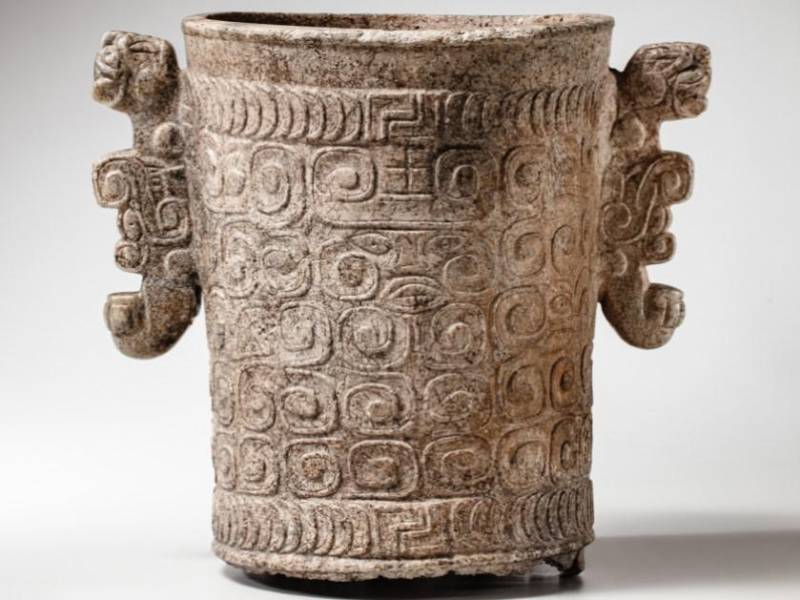 Hace once meses, Sotheby’s sometió a subasta esta pieza maya extraída del valle de Ulúa por un precio estimado que osciló entre 20,000 - 25,000 euros. La casa de subastas la anunció como Vasija ceremonial maya de mármol para banquetes, Valle de Ulua. Data del período comprendido entre 800 - 1100 d. C.