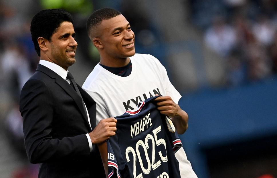 El presidente del PSG junto a Mbappé, quien renovó hasta el 2025 con el PSG.