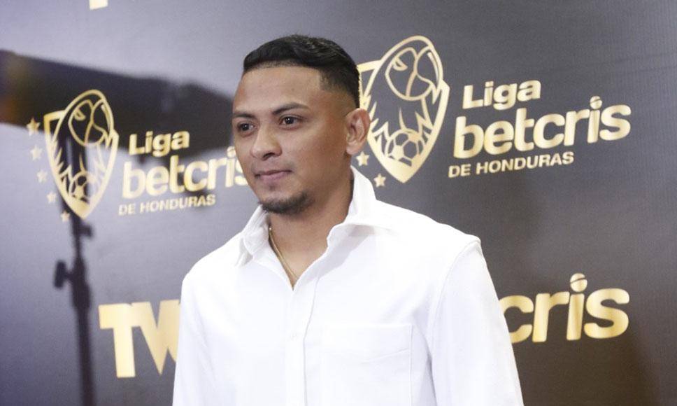 El volante zurdo Alexy Vega del Marathón llegó con una camiseta manga larga color blanca.