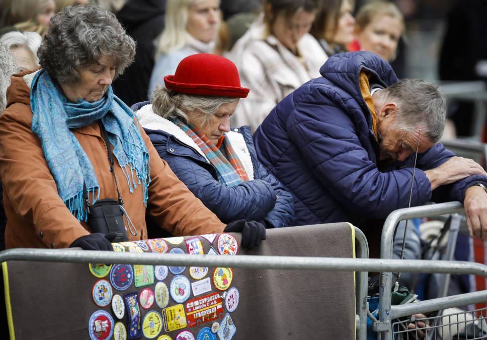 Miles de británicos se congregaron en las calles para rendir homenaje a la fallecida monarca.