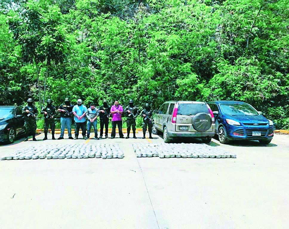 Capturan a tres hombres con más de mil libras de marihuana