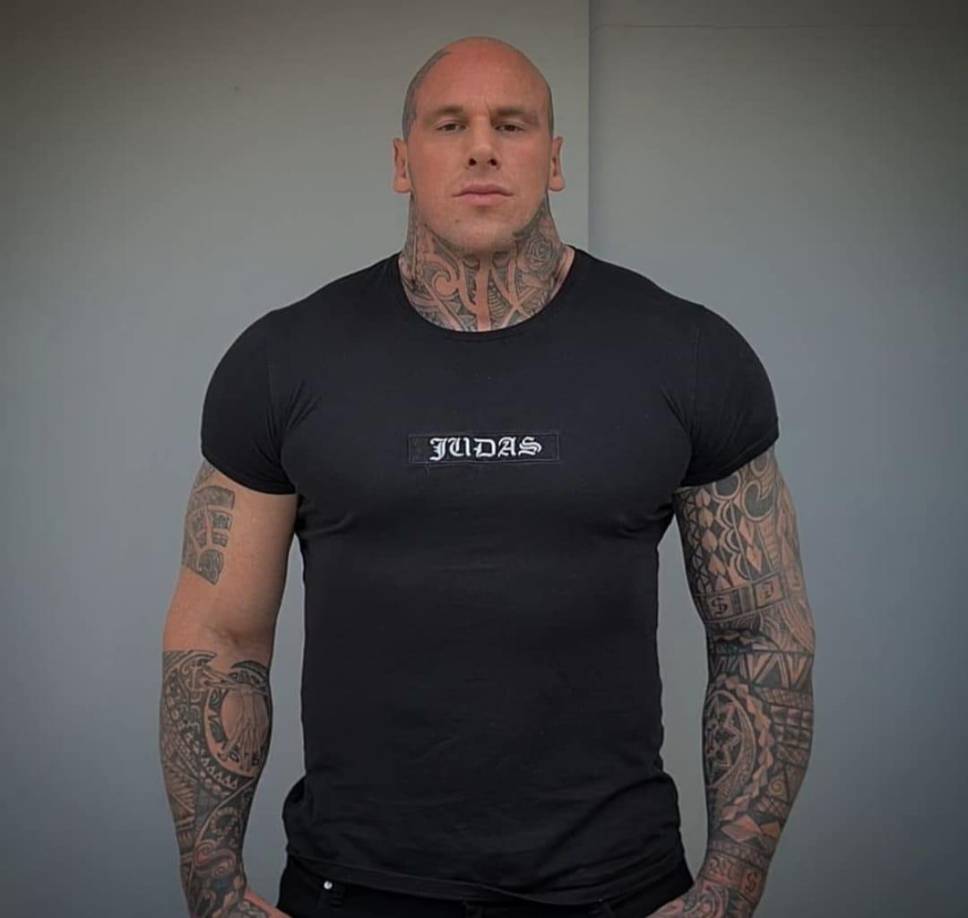Martyn Ford tuvo que entrenar fuertemente por cerca de 4 años para poder conseguir el tamaño con el que cuenta en la actualidad. Un desafío que pocos se animan a emprender.