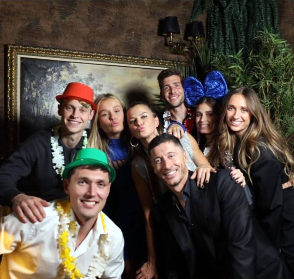 Robert Lewandowski, Sergi Roberto, Frenkie de Jong y Andreas Christensen, futbolistas del Barcelona, recibieron el Año Nuevo juntos con sus parejas.