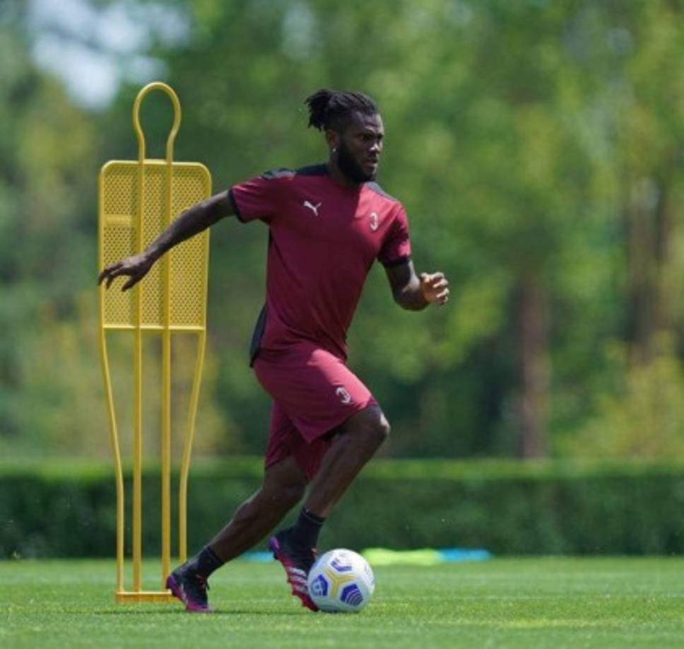 La gran temporada que ha hecho el centrocampista marfileño Franck Kessie ha provocado que su renovación (acaba en 2022) sea un tema prioritario para el Milan. Según apunta Calciomercato, hay diferencias económicas de momento: mientras el club le ofrece cinco temporadas y 3,5 millones de euros más 1,5 en bonus, él pide 5. Foto Facebook Kessie.