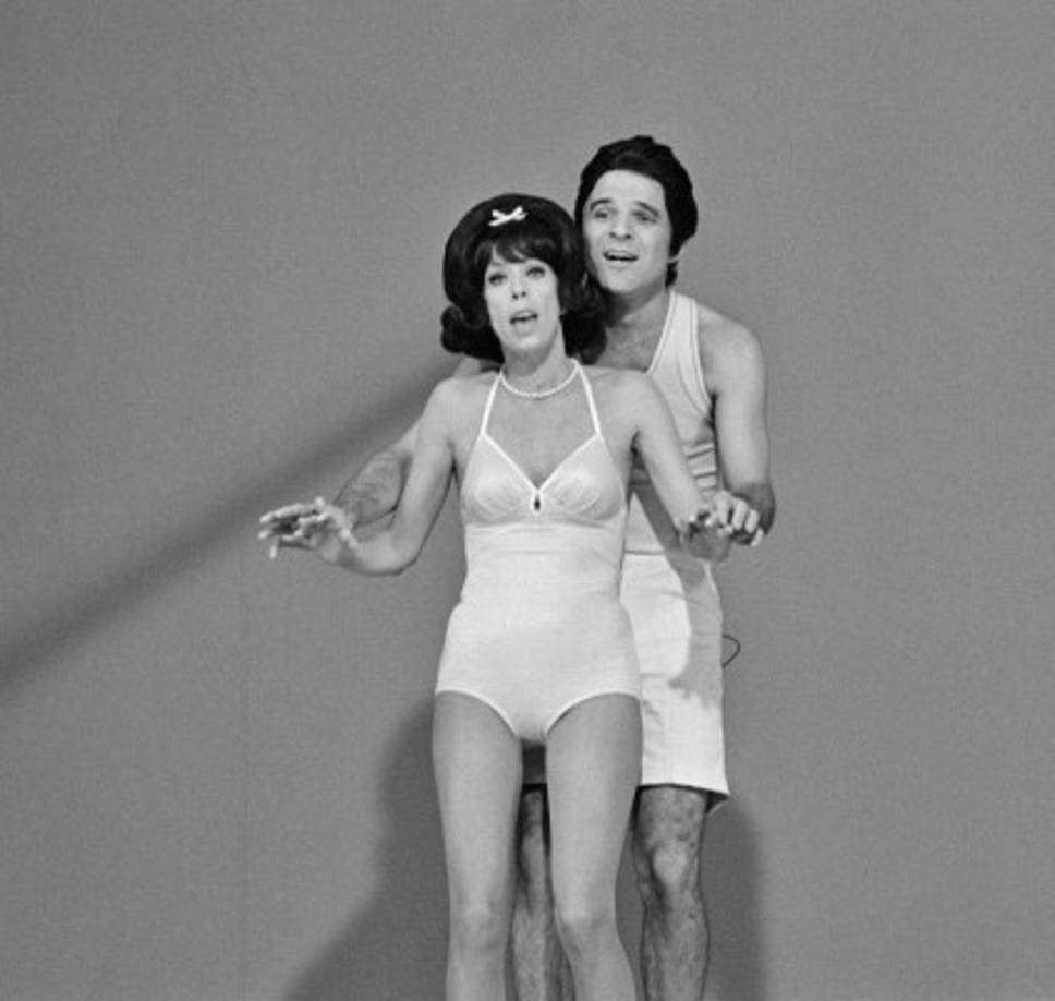Carol Burnett y Steve Martin actúan en el show The Carol Burnett el 24 de febrero de 1978. Sus primeros pasos los dio como guionista, trabajo con el que obtuvo un Emmy por la comedia musical The Smother Brothers’ Comedy Hours.