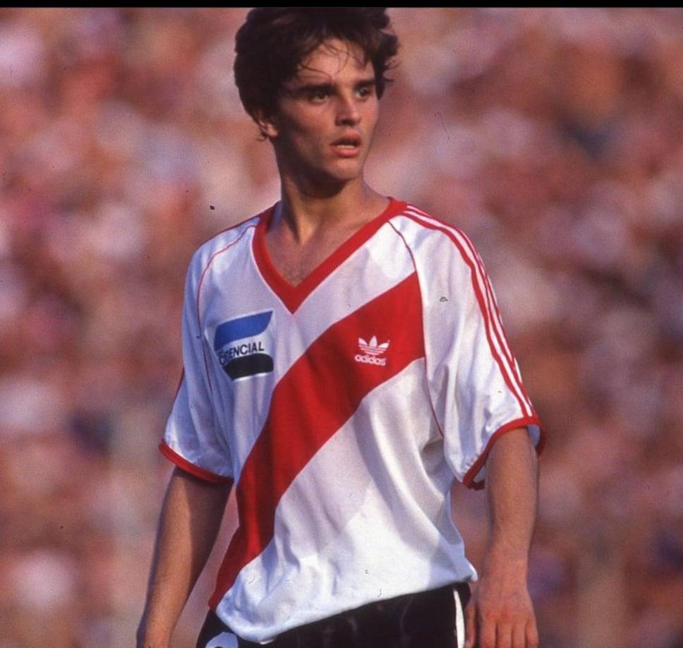 Pablo Lavallén fue un exjugador que militó en River Plate, Atlas (México), Tiburones Rojos, Huracán, San Luis (México), Huracán de Tres Arroyos, Coyotes de Sonora (México) y Platense (Argentina). Jugaba como defensor.