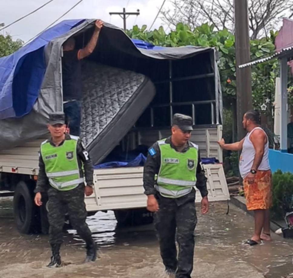 Cabe mencionar que, la Fuerza Militar ha apoyado los trabajos de evacuación desde la emergencia emitida por la pasada tormenta tropical Sara.
