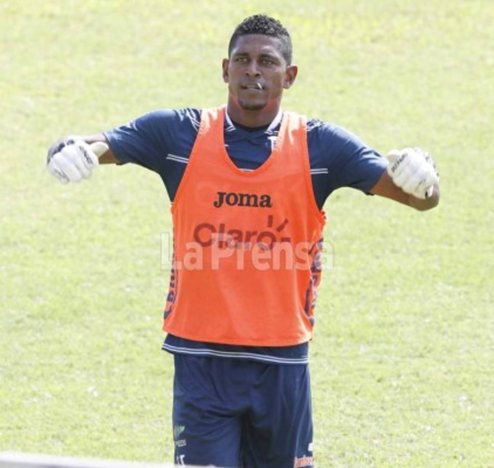 Carlo Costly se mantendrá en la banca y este lunes hasta se puso los guantes de portero.