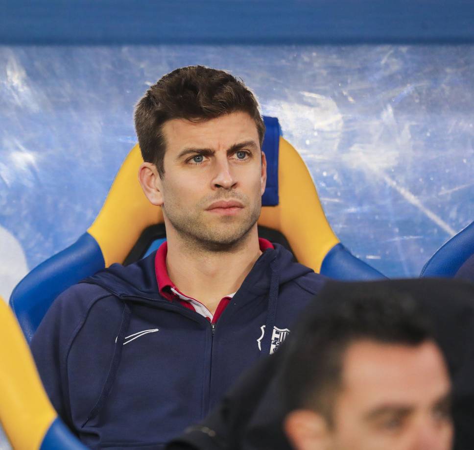 Gerard Piqué se quedó en el banco de suplentes en el partido homenaje a Maradona.