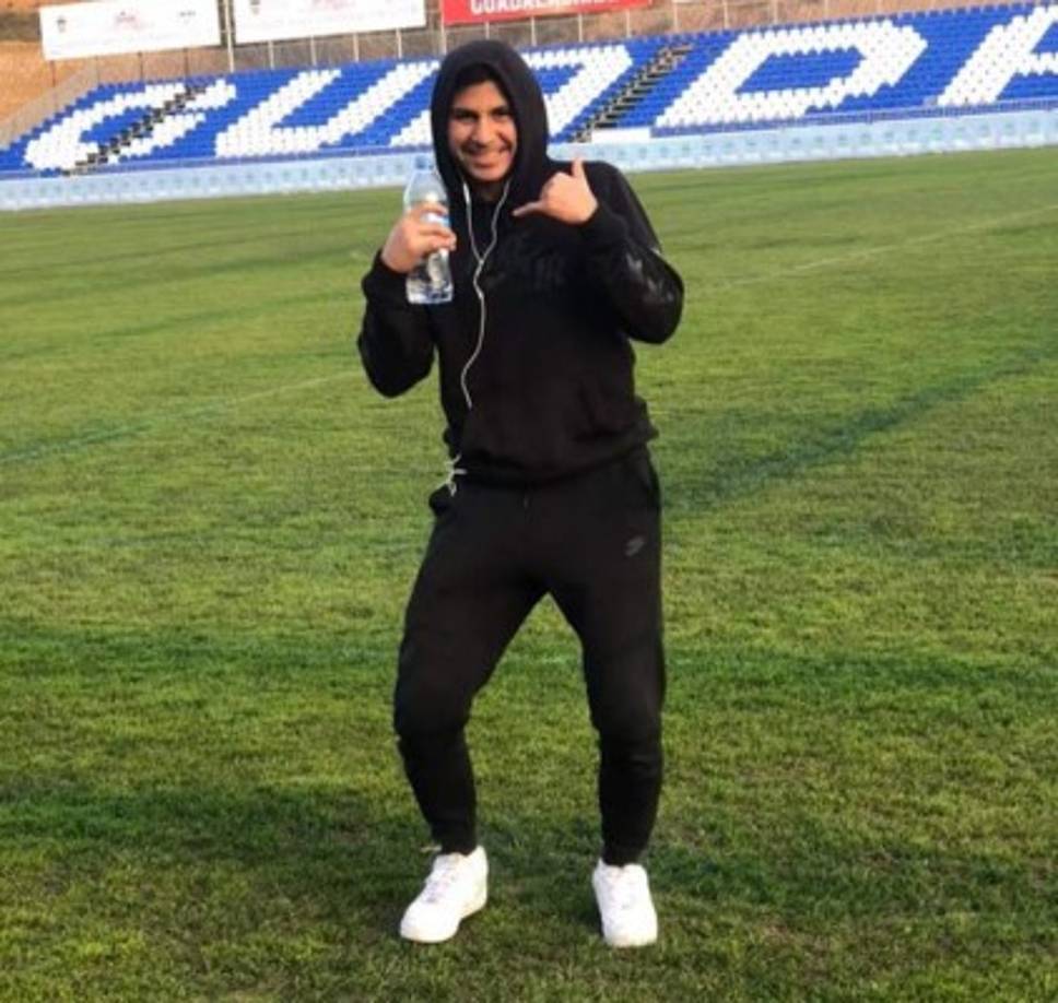 El padre del jugador es Martín Cisneros y es salvadoreño, su madre Elsa Estela Mejía es hondureña. Sus inicios futboleros se remontan a pasos fugaces por los conjuntos juveniles de Platense y Real Sociedad en la Liga Nacional.