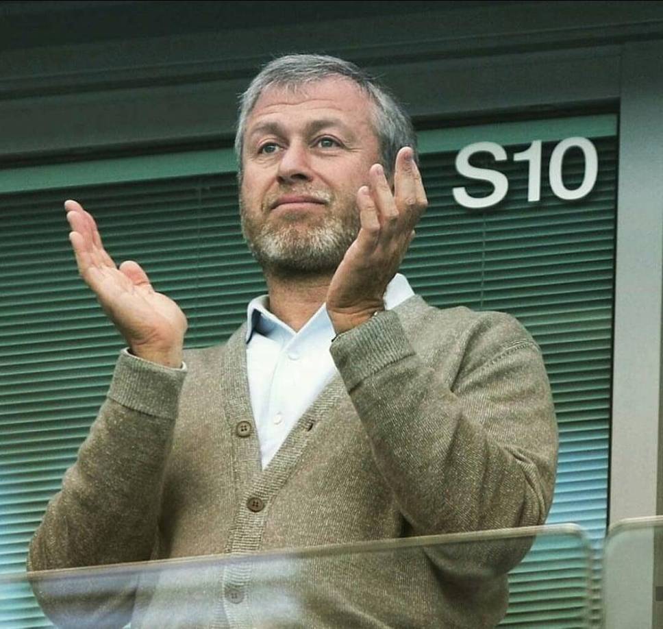 Esta semana el dueño del Chelsea entregó a los encargados de la fundación benéfica del club la administración y el cuidado del mismo. En un comunicado, Abramovich dijo que la fundación benéfica está en “la mejor posición” para velar por los intereses del club. La medida, resaltan los medios, fue tomada en medio del malestar del Reino Unido por la invasión rusa en Ucrania.