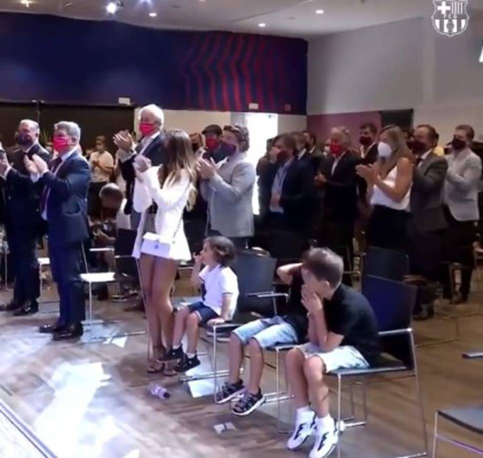 La tristeza era evidente en los hijos de Messi al ver como su padre rompió en llanto tras despedirse del Barcelona.
