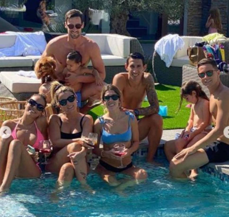 Los futbolistas españoles y americanos del PSG pasaron un agradable día bajo el sol, piscina y buena comida en la capital de francesa.