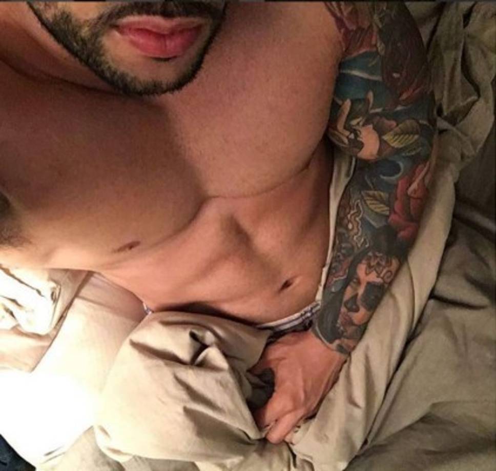 Con este tipo de fotos el policía mantiene atrapadas a miles de chicas a través de redes sociales.