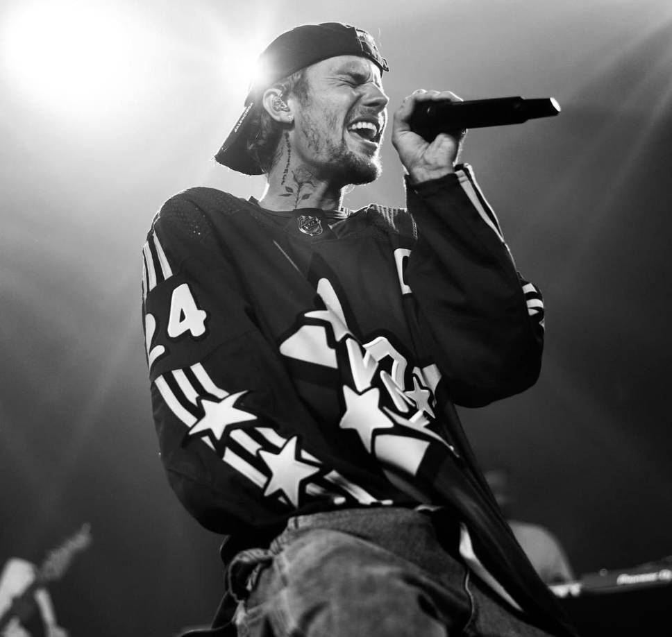 Otra imagen muestra a Justin todo abrigado con lo que parece ser una chaqueta y pantalones de esquí.