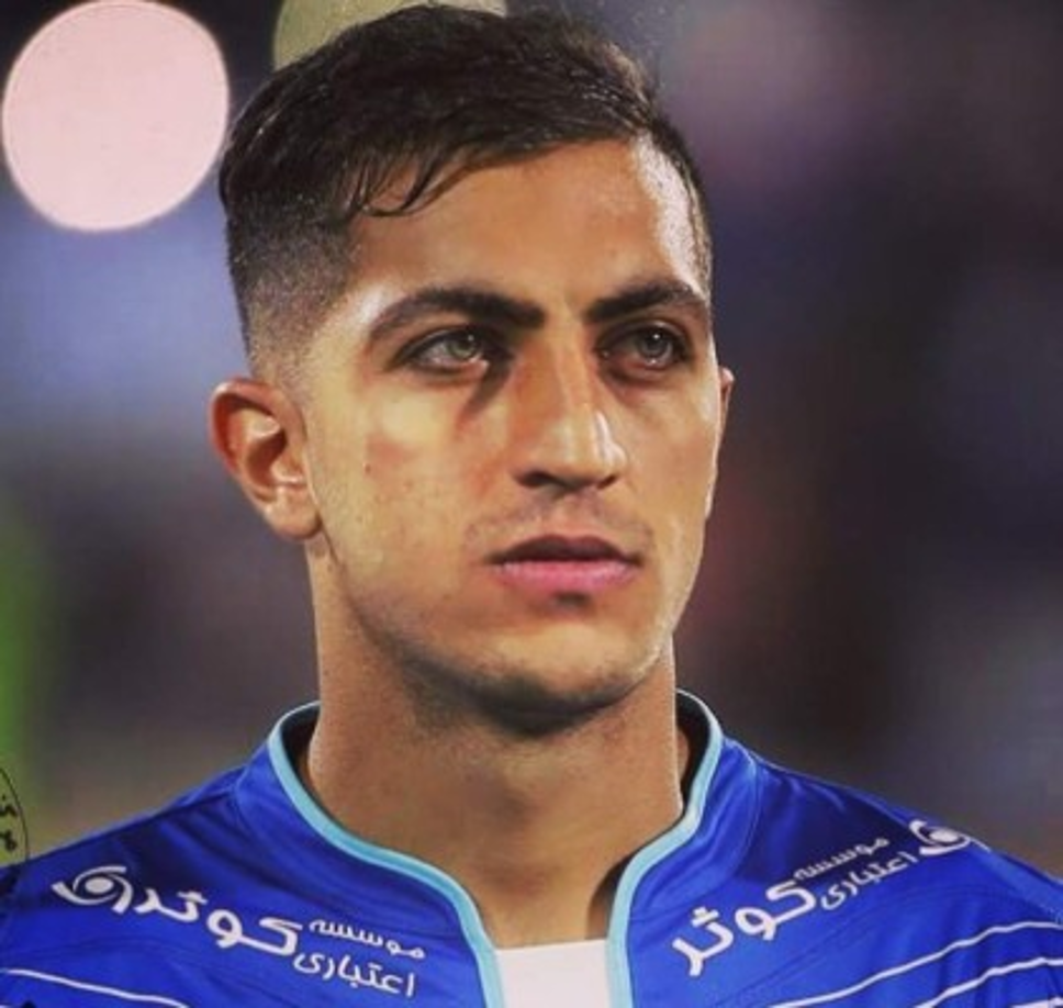 Majid Hosseini <br/><br/>En instagram existen varias páginas que filtran sus fotos pero ninguna está verificada. <br/>Majid Hosseini (Nació en Karaj, 20 de junio de 1996) es un futbolista iraní que juega en la demarcación de Defensa para el Esteghlal FC de la Iran Pro League.