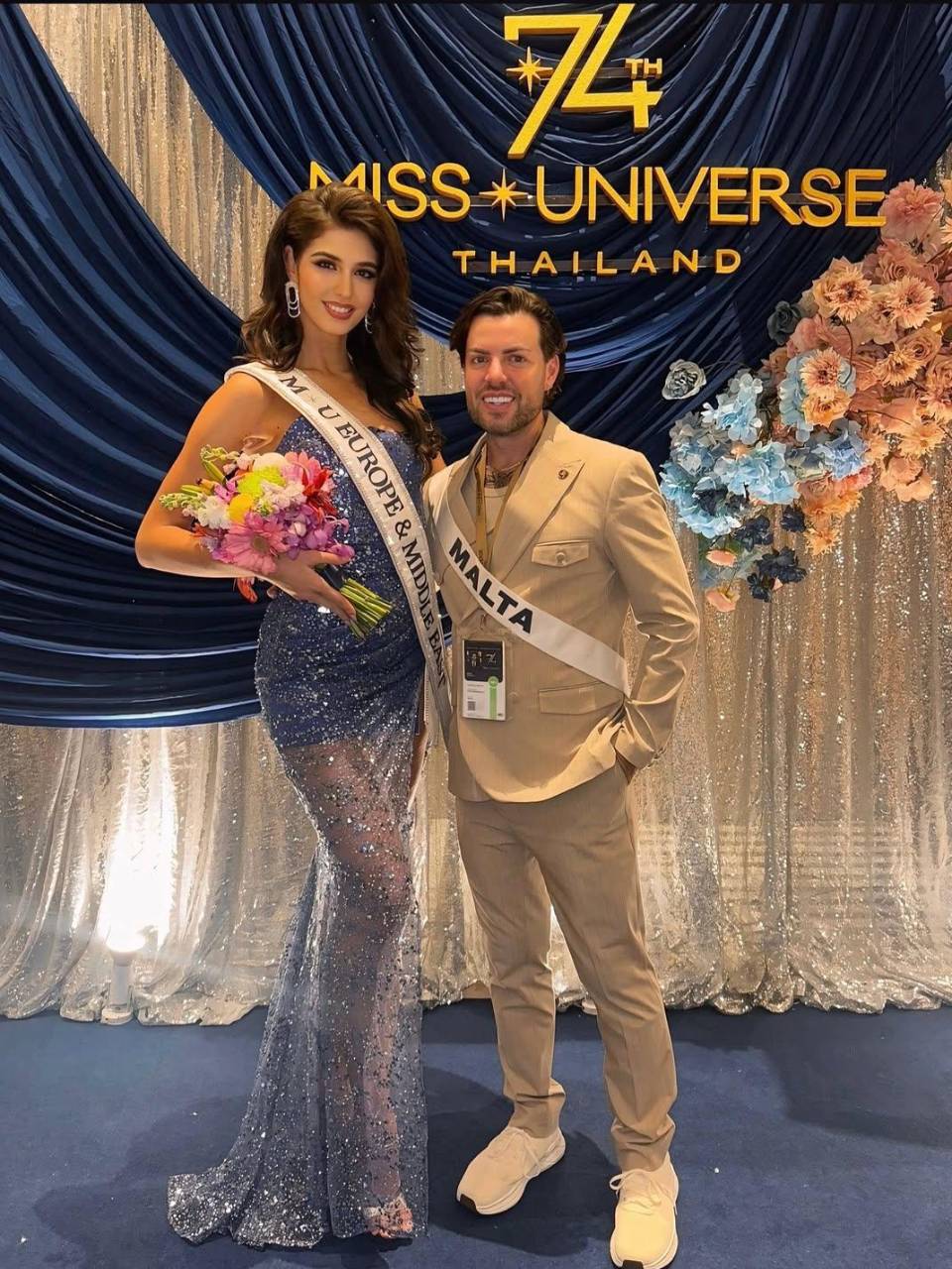Miss Malta Julia Cluett fue electa como Miss Universe Europa Continental y Oriente Medio, a su lado, el director nacional de Malta Alan J. Darmanin.