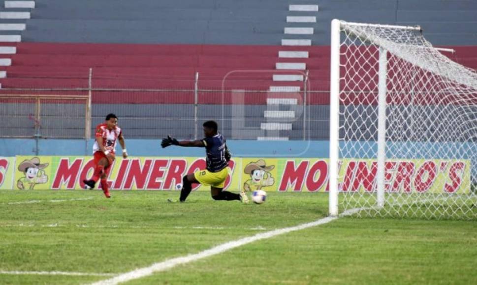 Carlos Sánchez marcó con este zurdazo en los primeros minutos del partido, pero la jugada se invalidó por posición adelantada.