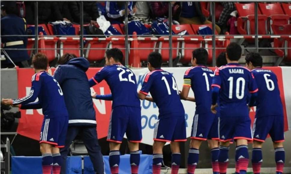 Los jugadores de Japón celebrando uno de los goles ante Honduras.