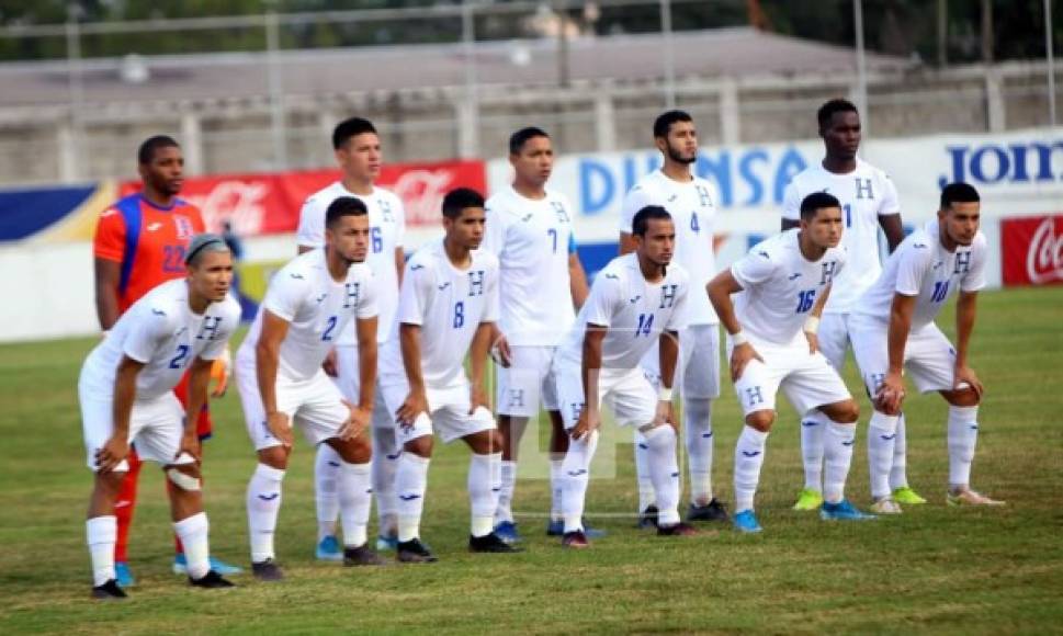 El 11 titular de Honduras posando previo al partido contra Nicaragua.